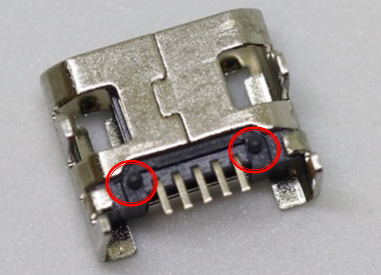 Je potřeba ulomit černé „piny“na spodní straně micro USB konektoru